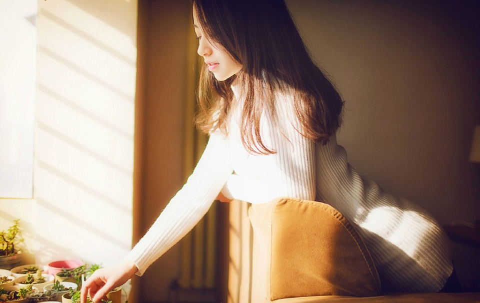 树枝无法在风中相依，而是相互嘹望的星星，却永远没有交汇的轨迹。